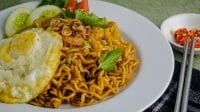 Anda mungkin penasaran, sama-sama memiliki produk mi kenapa merek Indomie lebih menjadi top of mind ketimbang kompetitornya yang lain? Kita simak yuk 5 Strategi Marketing Indomie yang Sukses Mendunia berikut ini!